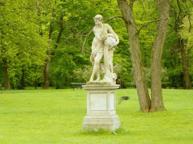 Polonya, Varşova, Lazienki Parkı (Kraliyet Hamamları Parkı), elinde sürahi olan bir kız heykeli