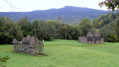 Ukrayna, Karpatlar, Tustan Kayalık Kalesi, ahşap tahkimatların yeniden inşası