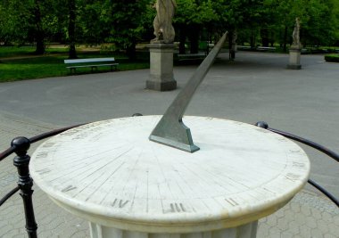 Polonya, Varşova, Sakson Bahçesi, Bahçedeki güneş saati