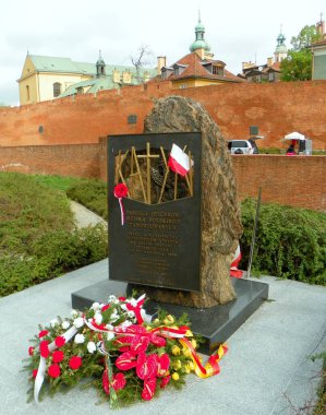 Polonya, Varşova, Podwale sokağı, Katyn Anıtı ve çevresi