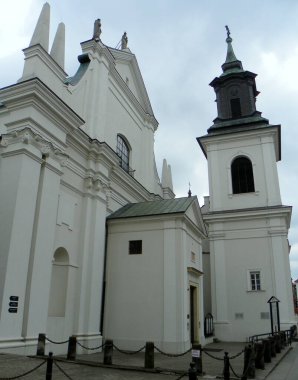 Polonya, Varşova, 5 Freta, St. Hyacinth Kilisesi, kilise cephesi ve çan kulesi