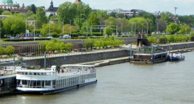 Polonya, Varşova, Silezya-Dabrowa Köprüsü, Vistula Nehri 'ndeki rıhtımda keyif gemileri.