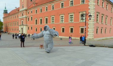 Polonya, Varşova, Kale Meydanı 4, goril kostümü giymiş bir animatör.