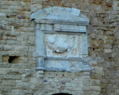 Yunanistan, Girit, Heraklion, Koules Kalesi, kuzey duvarındaki kanatlı Venedik aslanının rahatlaması