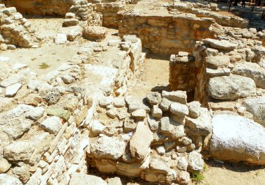Yunanistan, Girit, Heraklion, Knossos Sarayı, sarayın topraklarındaki temellerin kalıntıları.