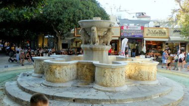 Yunanistan, Girit, Heraklion, Kornarou Meydanı, Bebo Çeşmesi, çeşmenin genel manzarası