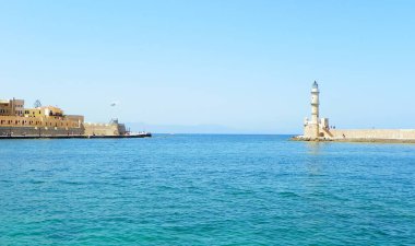 Yunanistan, Girit, Hanya, Hanya Eski Limanı, Hanya Deniz Feneri ve Firka Kalesi manzarası