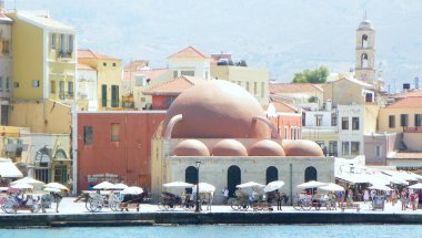 Yunanistan, Girit, Chania, Defkalionos, Hanya fenerinin yanından Kucuk Hasan Paşa Camii 'nin manzarası