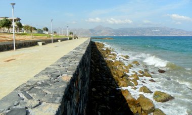 Yunanistan, Girit, Heraklion, Sofoklis Venizelou Bulvarı, Sahildeki deniz manzarası ve taş iskelesi