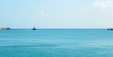 Yunanistan, Girit, Heraklion, Venedik Kalesi Rocca, körfezin sularında pilot tekne