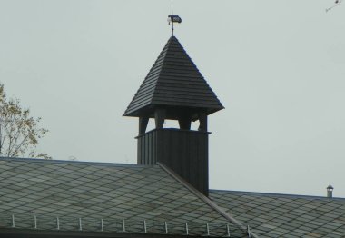 Norveç, Oslo, Holmenkollen, Lysebuveien 12, Lysebu Oteli, otelin ana binasının rüzgar gülü kulesi.