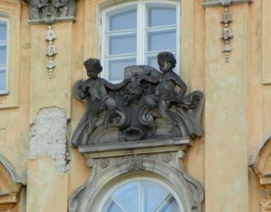 Polonya, Varşova, 8 Zakroczymska, Sapieha Sarayı, sarayın ön cephesinde Cupids ile rahatlama