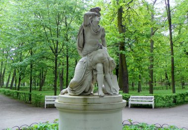 Polonya, Varşova, Lazienki Parkı (Kraliyet Hamamları Parkı), Haçlı askeri Tancred ve Clorinda 'nın heykeli (Torquato Tasso tarafından teslim edilen Kudüs şiirinden))