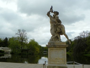 Polonya, Varşova, Lazienki Parkı (Kraliyet Hamamları Parkı), Ada 'daki Saray, Satir' in elinden üzüm toplayan peri heykeli.