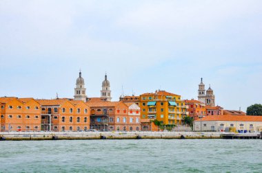 Venedik 'teki fabrika ve yerleşim banliyöleri feribottan görülüyor.