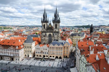 Prag 'ın eski şehir meydanı, Çek Cumhuriyeti, tarihi, gotik tarzda binalar ve ünlü Tyn Kilisesi ile çevrili.