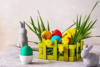 Paskalya bahar süslemeleri, boyanmış yumurtalar, tavşanlar, kır çiçekleri ve buğday çimleri. Paskalya kutlaması kavramı