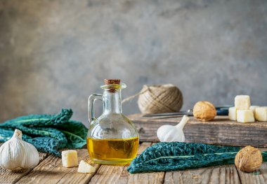 Ev yapımı lahana pesto - lahana yaprağı, ceviz, parmesan, sarımsak ve zeytinyağı pişirmek için kullanılan malzemeler. Sağlıklı yeme kavramı. Boşluğu kopyala