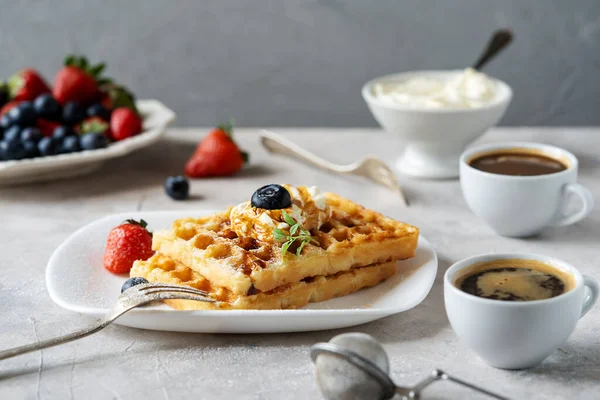 Belgian Waffles Berries White Plate Blueberries Strawberries Two Cups Coffee — Stock Photo, Image