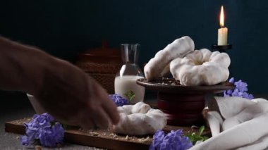 Taralli, halka şeklinde anasonlu bisküvi, portakal ya da limon aromalı, gevrek, yumuşak, süte batırılmış, kahvaltı ya da atıştırmalık için çok iyi. Sicilya tarifi.