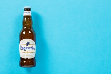 Ternopil, Ukrayna - 23 Nisan 2024: Bir şişe Hoegaarden Wit Blanche özgün Belçika buğday birası