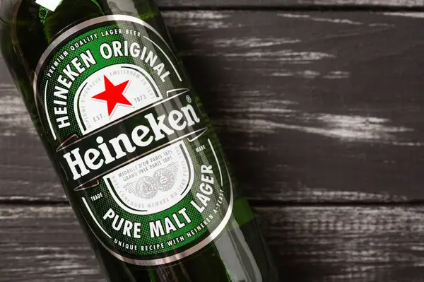 Ternopil, Ukrayna - 23 Nisan 2024: Kopya alanı olan bir şişe Heineken birası