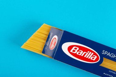 Ternopil, Ukrayna - 1 Mayıs 2024: Mavi arka planda Barilla spagetti paketi