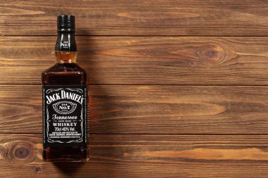 Ternopil, Ukrayna - 7 Mayıs 2024: Bir şişe Jack Daniels eski 7 Tennessee viskisi ahşap arka planda boş alan