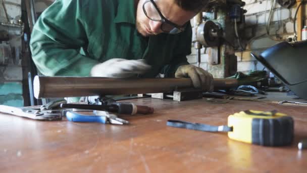 Mecânico Masculino Vestuário Trabalho Examinando Tubo Fixo Mesa Oficina Reparador — Vídeo de Stock