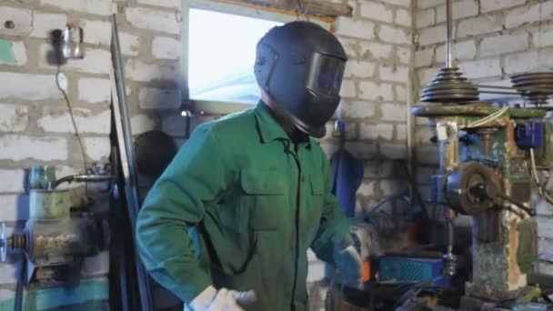 Vrolijke Lasser Beschermende Masker Dansen Grappig Als Een Robot Werkplaats — Stockvideo