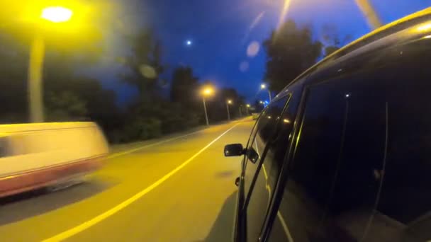 Czarny Suv Mijający Autostradę Miejską Nocy Samochodem Jadącym Ulicami Miasta — Wideo stockowe