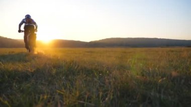 Motosikletliler geniş alanda motosikletleriyle geziyorlar. Arkadaşlar gün batımında dışarıda dinlenip güçlü motosikletler kullanıyorlar. Motorcular gezinin tadını çıkarıyor. Olağanüstü spor konsepti. Manzara manzarası.