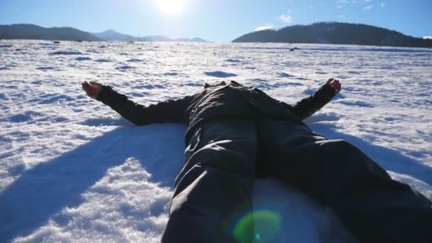 Nahaufnahme Eines Jungen Wanderers Der Sich Auf Ein Schneefeld Legt — Stockvideo
