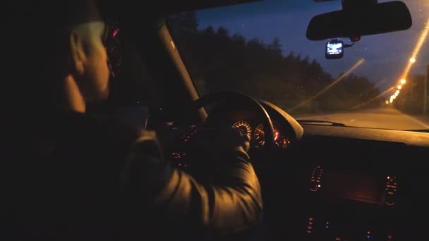 Mężczyzna Kierowca Trzyma Ręce Kierownicy Jeździ Samochodem Autostradzie Nocy Wieczorem — Wideo stockowe