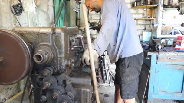 Yetişkin Bir Adam Garajında Atölyesinde Eski Tezgahıyla Çalışıyor Tamirci Metal — Stok video