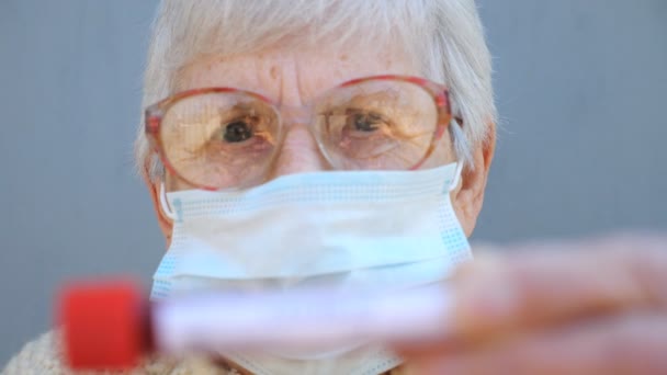 Oudere Vrouw Met Een Beschermend Masker Houdt Haar Bloedtest Met — Stockvideo