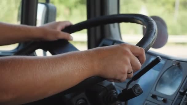 Mãos Masculinas Motorista Caminhão Detém Grande Volante Enquanto Dirige Caminhão — Vídeo de Stock