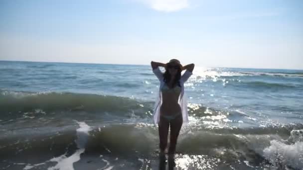 Wanita Muda Yang Bahagia Berdiri Air Laut Yang Hangat Dan — Stok Video