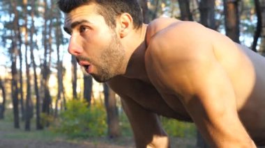 Yorgun koşucunun profili ormanda sıkı çalışmadan sonra mola veriyor. Yorgun sporcu dışarıda idmandan sonra dinleniyor. Sıcak yaz gününde atletizm antrenmanı. Sağlıklı aktif yaşam tarzı kavramı.