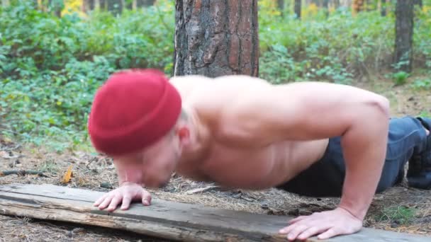 Δυνατός Άντρας Κάνει Πους Απς Στο Δάσος Αρσενικό Αθλητή Άσκηση — Αρχείο Βίντεο