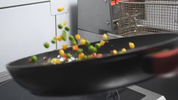 Чоловіча Рука Кухаря Тримає Сковороду Кидає Змішані Овочі Кухонному Ресторані — стокове відео