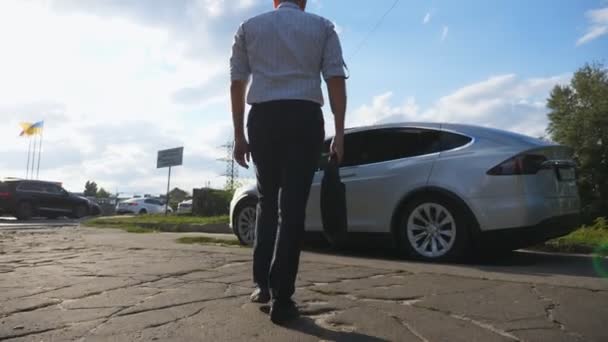 Junge Geschäftsleute Festlicher Kleidung Fahren Seinem Modernen Elektroauto Erfolgreicher Unternehmer — Stockvideo