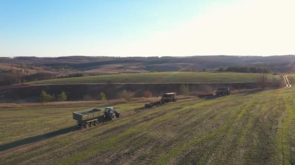 Vliegen Landbouwmachines Rijden Landweg Het Afronden Van Werkzaamheden Landbouwgrond Prachtig — Stockvideo