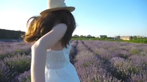 Молодая Женщина Шляпе Держит Мужчину Руку Бегает Лавандовому Полю Счастливая — стоковое видео
