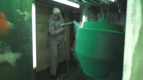 Industriële Schilderproces Kamer Schilder Spuiten Groene Verf Detail Speciale Cabine — Stockvideo