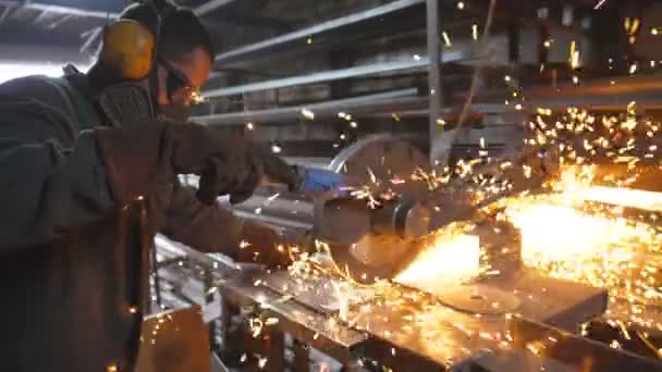 Rzemieślnik Piłą Tarczową Warsztacie Człowiek Używa Piły Cięcia Metalu Profesjonalny — Wideo stockowe