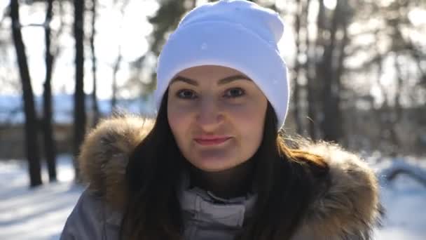Kış Ormanlarında Yürüyen Gülümseyen Kadın Portresi Kaygısız Tatlı Kız Kameraya — Stok video