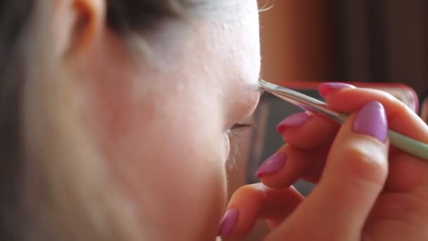 Joven Chica Irreconocible Mirando Espejo Haciendo Maquillaje Con Rimel Mujer — Vídeos de Stock
