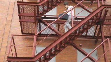 İş adamı bir iş merkezinin merdivenlerinden iniyor. Resmi giyinmiş, evrak çantalı, merdivenlerden inen kendine güvenen bir adam. İşçi ofiste işe gidip geliyor. Başarılı kariyer kavramı.