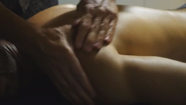 Vicino Mani Maschili Massaggiatore Professionista Che Massaggia Spalla Atleta Giovane — Video Stock